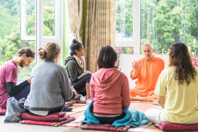 Swami-narayan-teaches-group-students-opt