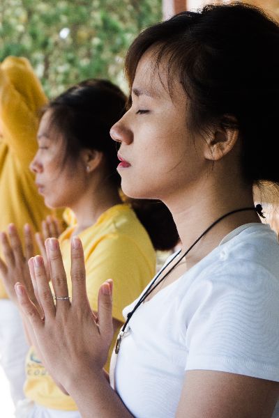 hands-prayer-side-focus