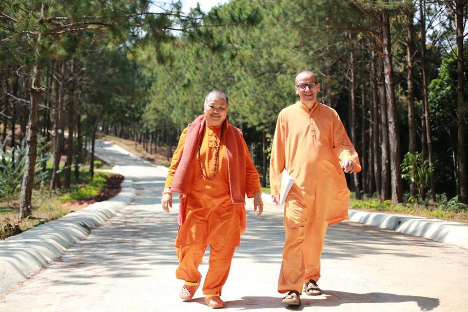 swami-sita-swami-narayan-walking-opt